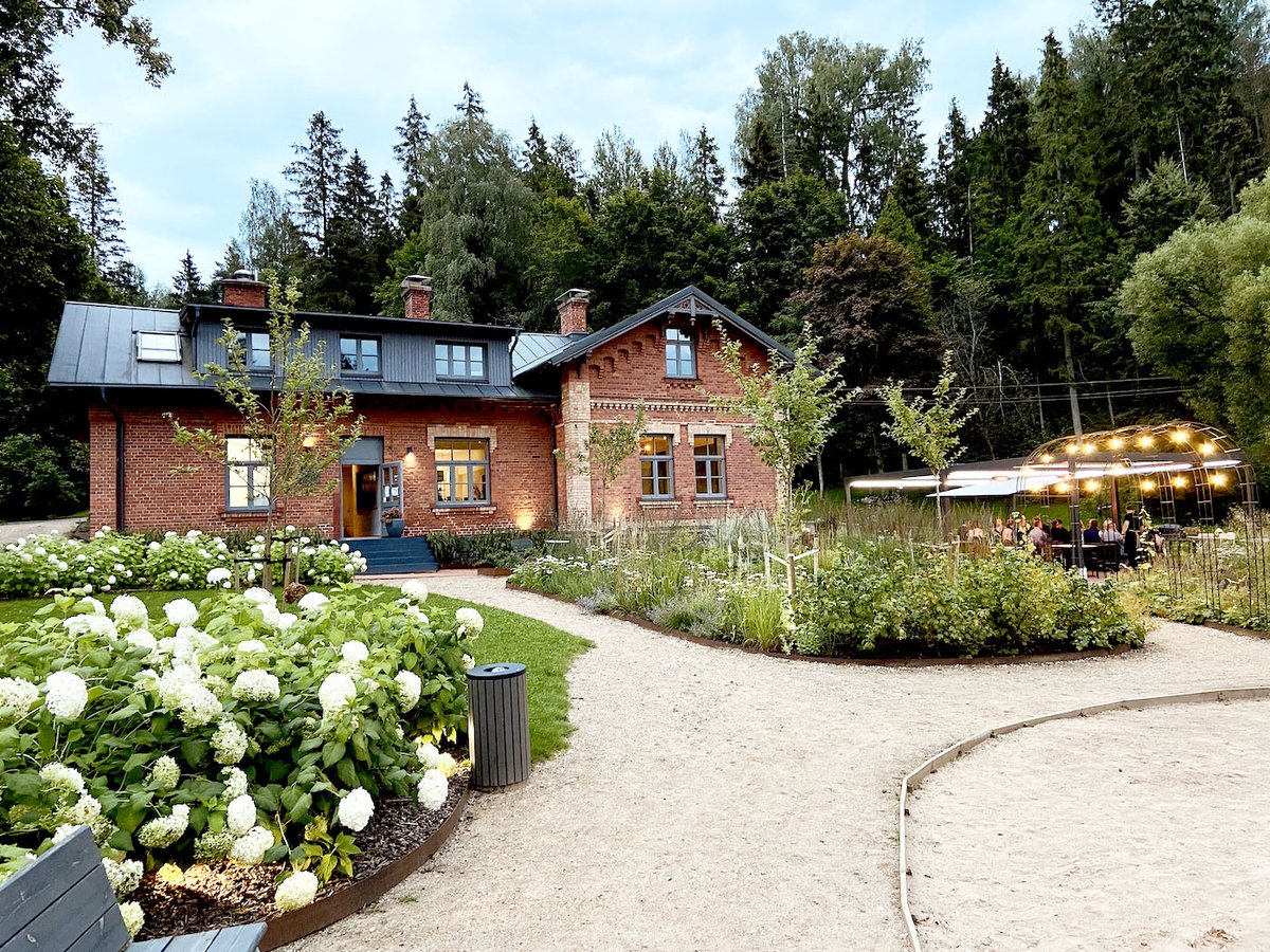 Pavāru māja is the first Latvian restaurant to receive a #MICHELINGreenStar
A combination of local, homegrown and foraged ingredients guide the menu and guests are encouraged to spend time in the restaurant’s nature observation garden
#Latvia #MICHELINGuideLV #MICHELINGreenStar