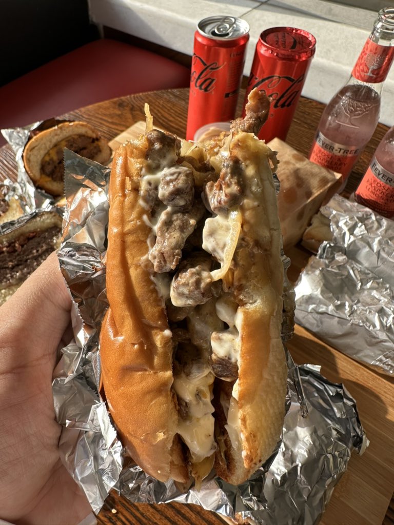 ask_riyadh1's tweet photo. قصة لحم 😍🥩
مطعم وملحمة جديدة بالرياض فكرتهم حلوة مطعم وملحمة بنفس الوقت عندهم أنواع مختلفة من اللحوم النيّة مثل الأنجوس والبلاك أنجوس والواقيو بالإضافة إلى برجر وساندوتشات مطبوخة رهيبة موفرين بوكسات جاهزة للشوي يفتحون من الساعة 1 ظهراً
📍حي الملك عبدالله - طريق عثمان بن عفان https://t.co/Eh1hHekpEO