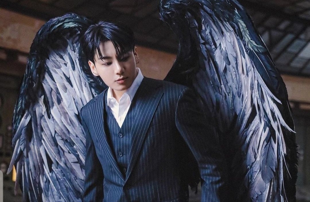 AVzla84's tweet photo. En esta foto #jk me dio vibras de #eunwoo ... que guapo Dios...!😍😍😍🤟💜😎🥰 #GOLDEN_JungKook #SNTY #GOLDEN https://t.co/Zp5c9XFcuv