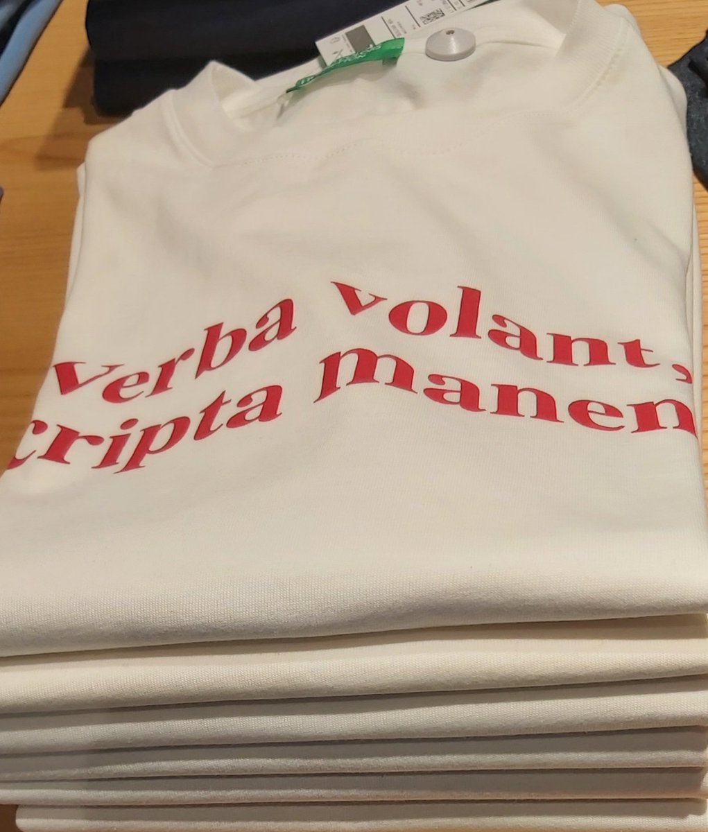 elasterra's tweet photo. Una conocida marca de ropa ha apostado por el latín. Están en todas las tallas.Ánimo! https://t.co/mhhyXDFnbm