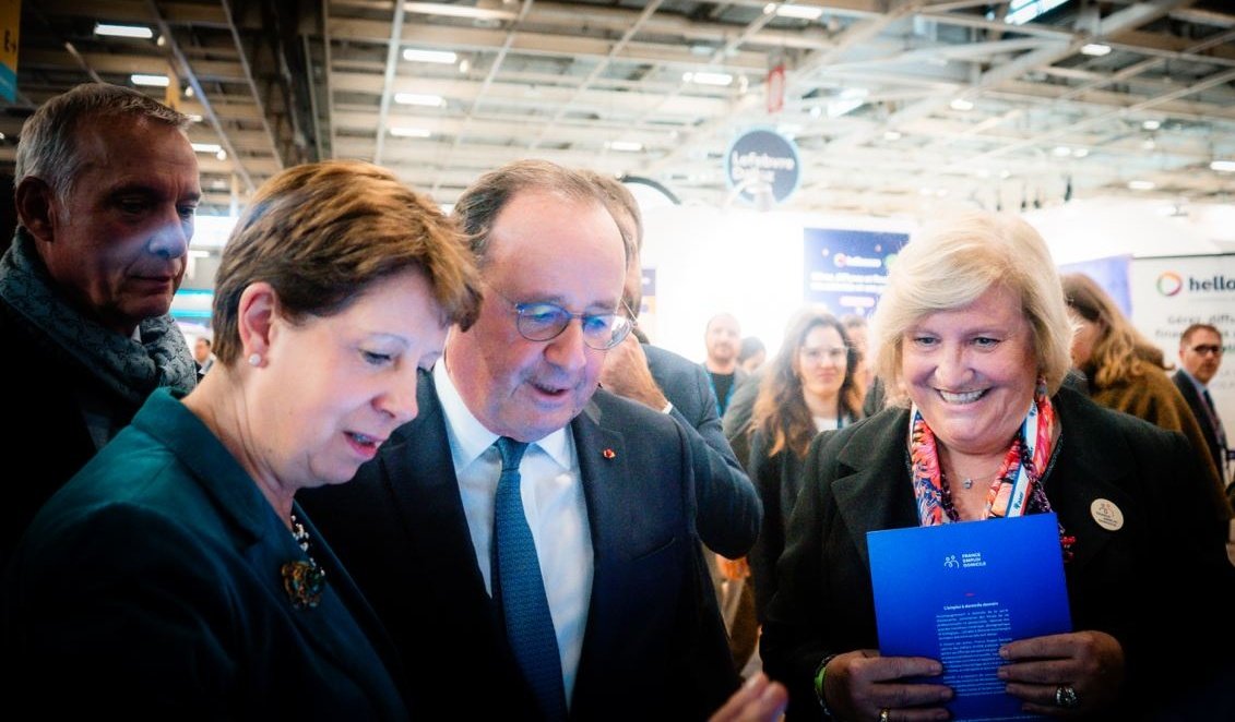 Fepemfr's tweet photo. #SMCL2023 

Merci au président @fhollande d'avoir essayé notre borne France Emploi Domicile #FED au @salondesmaires !

A votre tour venez la tester pour découvrir les chiffres de l'#EmploiÀDomicile de votre région. https://t.co/RQ906vwk7t