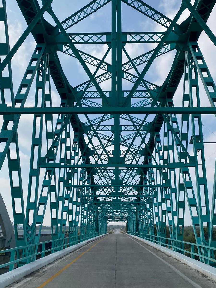 POSTATamaulipas's tweet photo. La #POSTAlDelDía
El puente de Magiscatzin, estructura de fierro sobre el Río Guayalejo que atrae las miradas de los paseantes que transitan por la carretera Tampico-Mante en #Tamaulipas. https://t.co/Q2phu986Jz