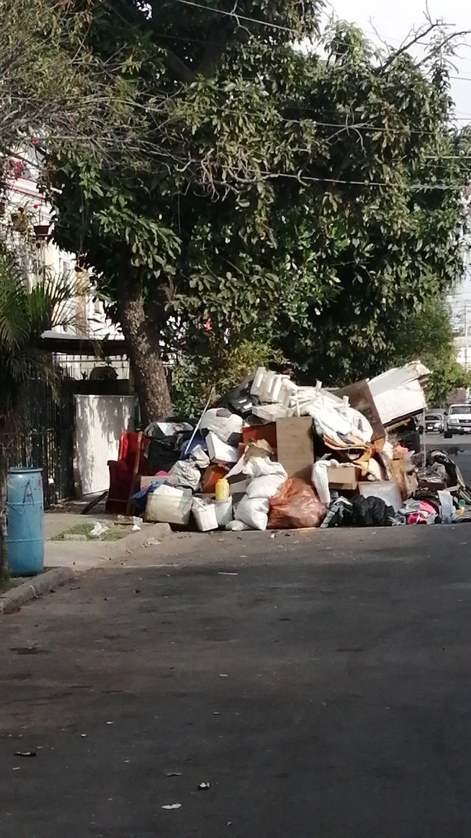 jara_amibafa's tweet photo. Alguien sabe donde se puede reportar... Historia corta vecinos sucios se cambiaron de la noche a la mañana y rejaron basura muebles y todo afuera de esa casa que rentaban @Trafico_ZMG!? Ayuda https://t.co/kzfoy1ZdW6