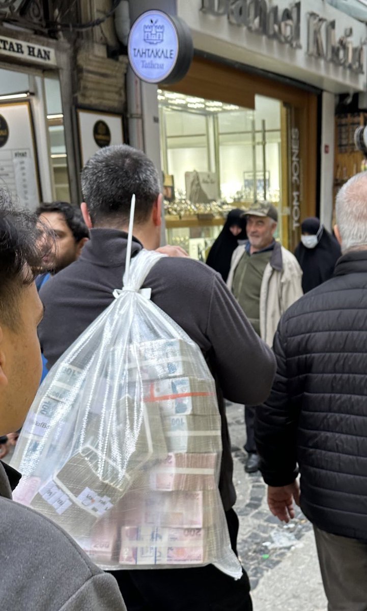 トルコの紙幣だと200リラは最大で価値は約1000円。一千万円相当のお金を運ぼうとするとこうなります。ちょっと円 高(？)になったから喜んでいる人もいますが、金融政策を変えないと日本もそのうちこうなります。笑い事ではありません。