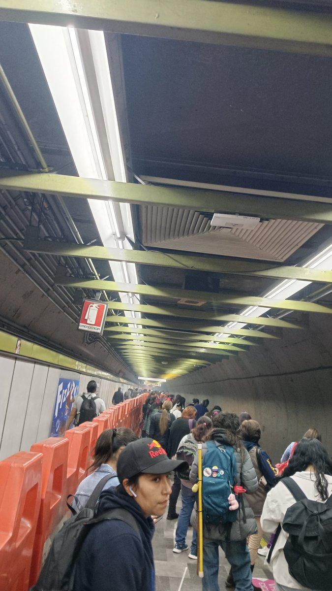 chaxmin's tweet photo. @MetroCDMX No están revisando nada aquí en viveros hay humo y no hay nadie del personal del metro ni policías https://t.co/IVKVRhJaxj