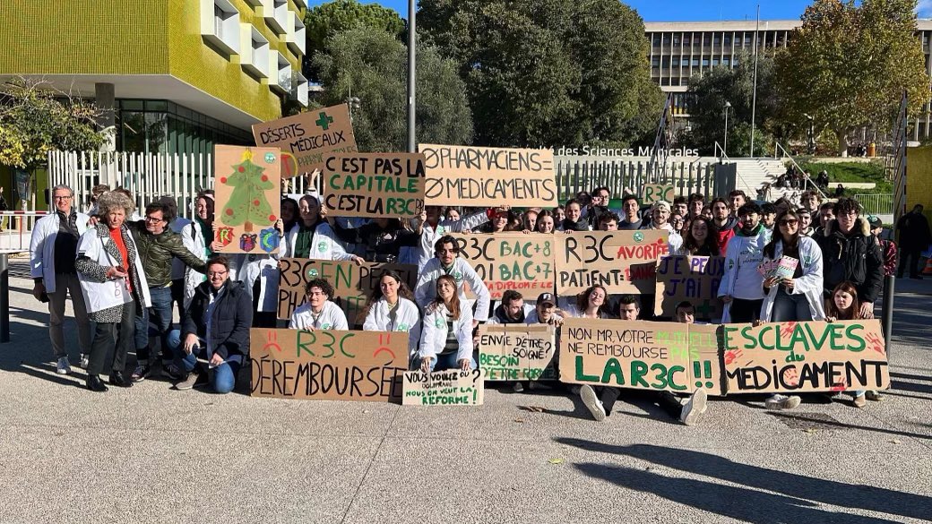 facpharmarseill's tweet photo. Rassemblement réforme du 3eme cycle #R3C à Marseille. Étudiants et professionnels mobilisés sur le dossier des DES courts Officine et Industrie / Distribution 
@doyenspharma @Pharma_ANEPF @CorpoPharmaAE2P @Ordre_Pharma @PacaUrps @AcadPharm @fspfsyndicat @USPO_Pharmacies https://t.co/cBPJTBRtaq