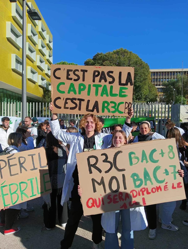 facpharmarseill's tweet photo. Rassemblement réforme du 3eme cycle #R3C à Marseille. Étudiants et professionnels mobilisés sur le dossier des DES courts Officine et Industrie / Distribution 
@doyenspharma @Pharma_ANEPF @CorpoPharmaAE2P @Ordre_Pharma @PacaUrps @AcadPharm @fspfsyndicat @USPO_Pharmacies https://t.co/cBPJTBRtaq