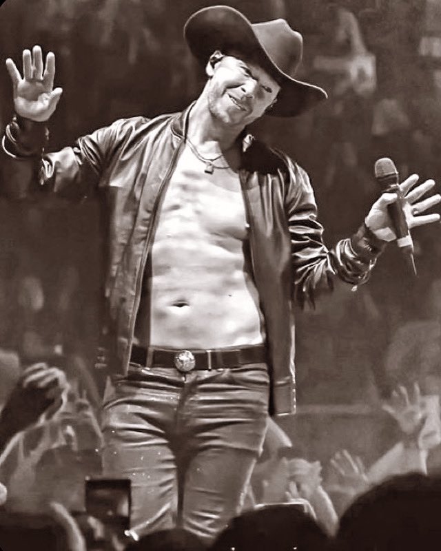 NordstromSheryl's tweet photo. #TwoforTuesday - Donnie wearing a cowboy hat qualifies right??? Well, even if it doesn’t in your world…it definitely does in mine. And to make it work for you, here’s two words: Yee haw 🤠 @NKOTB #NKOTB #NewKidsontheBlock @DonnieWahlberg #DonnieWahlberg #cowberg 📸 @DW_bandw https://t.co/jVKJmHDoTK