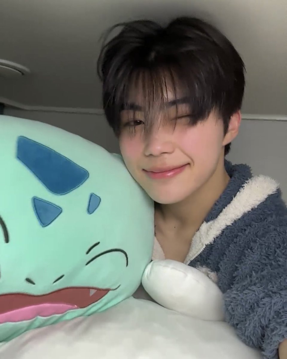 koow_gun's tweet photo. 이상해씨랑 건욱이 초카와이😭😭😭💕💕💕💕 https://t.co/uW5bXSbiVF