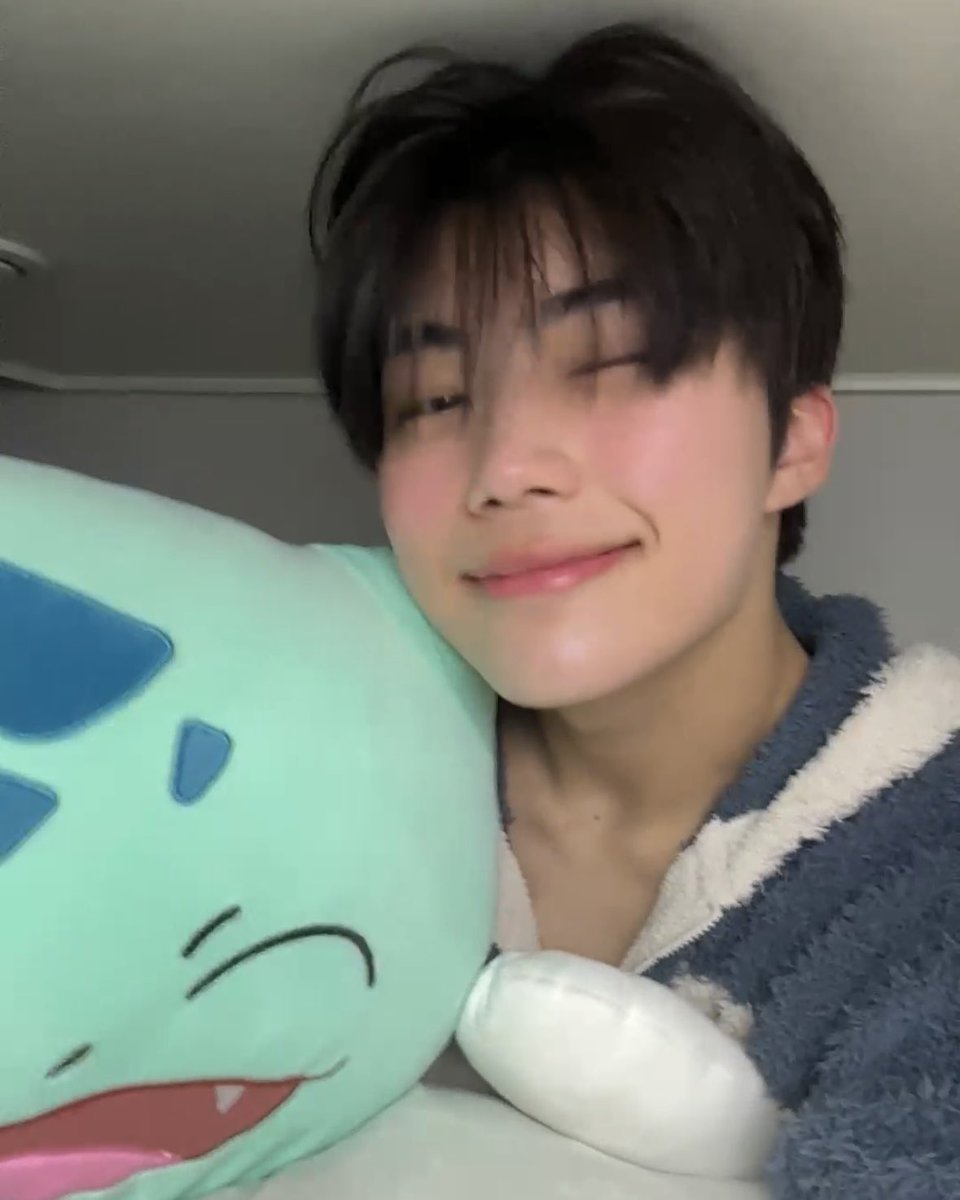 koow_gun's tweet photo. 이상해씨랑 건욱이 초카와이😭😭😭💕💕💕💕 https://t.co/uW5bXSbiVF