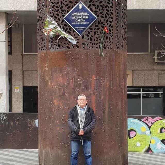 ierrejon's tweet photo. Ha muerto Manuel Ruiz, militante de la memoria histórica y hermano de Arturo Ruiz, asesinado por pistoleros fascistas en enero de 1977 por luchar por la amnistía, la libertad y la democracia.

Manuel se ha muerto sin ver justicia para su hermano. El asesino vive cómodamente en Argentina. 

Los pies de barro de nuestra democracia. 

Que la tierra te sea leve, compañero.