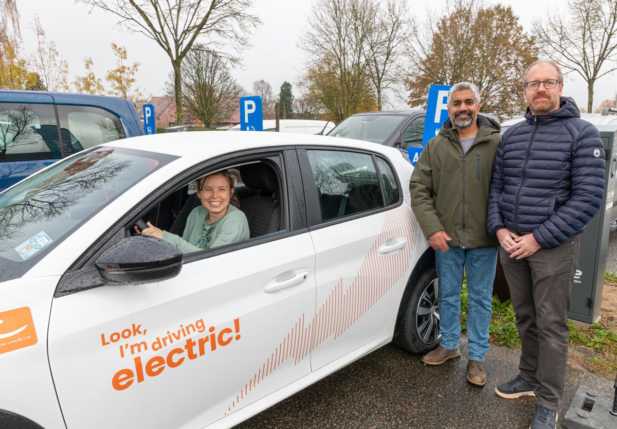Blij gezichten, want we lanceerden cambio autodelen vandaag in #Dilbeek 🚀. Vanaf nu kan je er gebruik maken van 4 elektrische deelwagens. Met dank aan
#Dilbeek #DuurzameMobiliteit #Autodelen #ModalShift #Carsharing