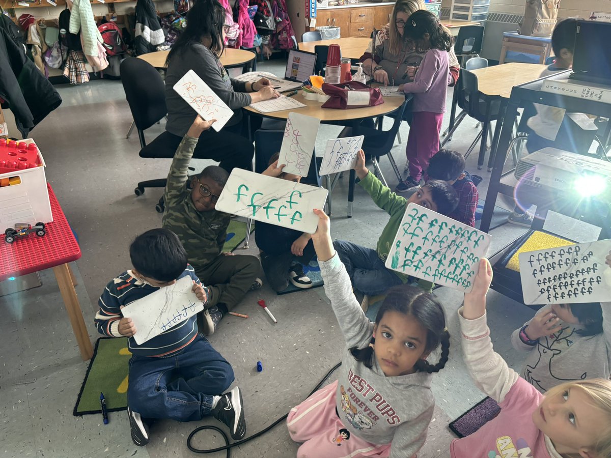 DaynaMoro's tweet image. F is for fish 🐠 and fun! #knowledgeable #risktaker @GlenwoodGriffin