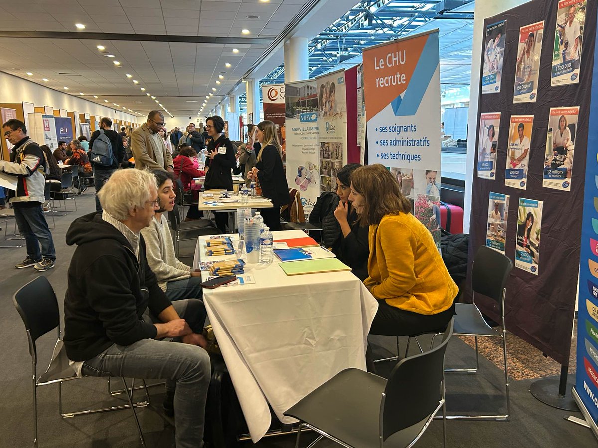 CHU_Montpellier's tweet photo. #Salon 🤝📍Aujourd'hui, nos expertes du recrutement (entre autres) étaient présentes au Corum pour le salon #Handijob. 
L'occasion de recruter, échanger et conseiller les visiteurs du salon. https://t.co/Rb7SviTWSn