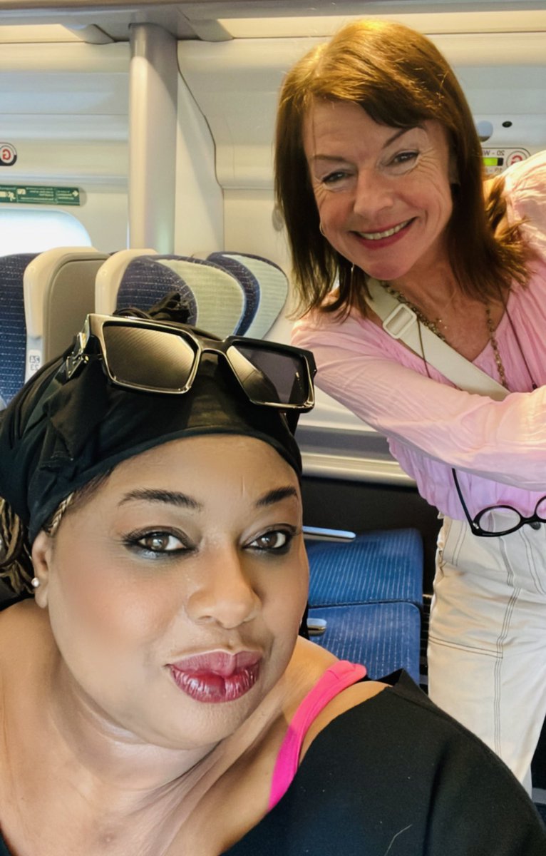 Zebra_carol's tweet photo. On the train a lady asked which way was the buffet car I said โYouโre a beautiful lady, with long dark hairโฆโ
She said laughing
โYouโre a Smack fanโ
Needless to say heads turned.
๐๐๐
It was the awesome
@DoonMacKichan
#WomenInComedy #SmackThePony #TwoDoorsDown #DoctorWho https://t.co/QjprFt5giW