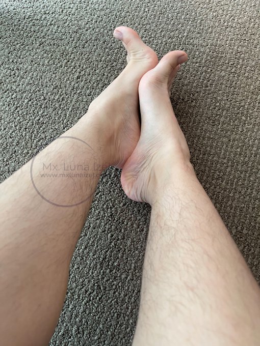 I've got arches for days and I love my fuzzy legs and bare toenails. Au naturale ❤️ I can't wait to have