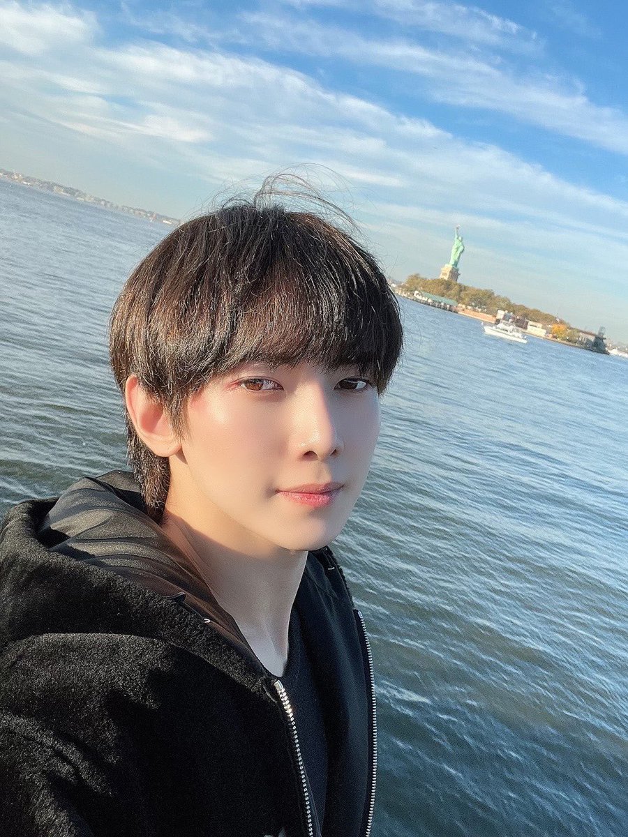 ATEEZofficial's tweet image. [#여상] 자유의 여신상과 함께 찍었던 사진ㅎㅎ
#ATEEZ #에이티즈