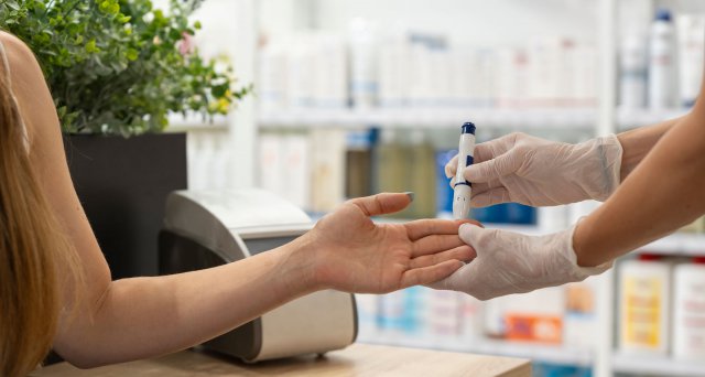 Dt_Aerzteblatt's tweet photo. Fachgesellschaft gegen Cholesterinmessung in Apotheken: Berlin – Die Deutsche Gesellschaft für Klinische Chemie und Laboratoriumsmedizin (DGKL) warnt vor der Bestimmung von Blut-Cholesterinwerten mittels… https://t.co/TcHlyGZQhc #DGKL #Cholesterinmessung #Apotheken https://t.co/M97ddqCynu