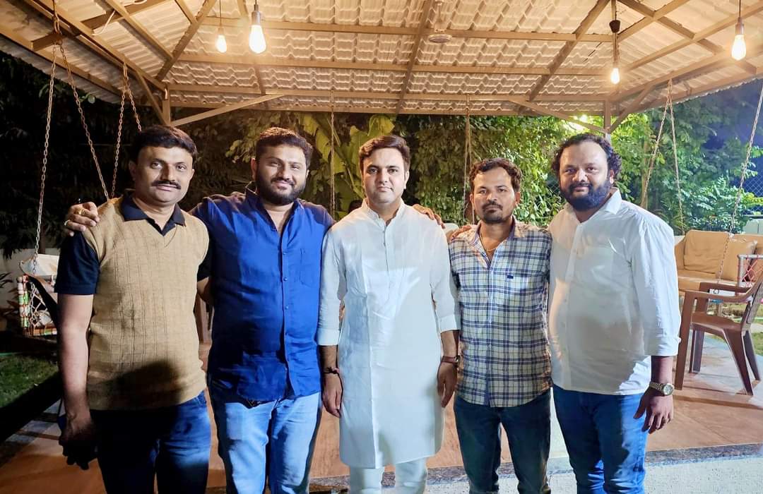 himanshugoraniy's tweet photo. ગાંધીનગર ખાતે ભારતીય જનતા યુવા મોરચાનું નૂતન વર્ષનુ સ્નેહમિલન યુવા મોરચાના યશસ્વી પ્રદેશ અધ્યક્ષ શ્રી @DrPrashantkorat જી ની વિશેષ ઉપસ્થિતિમાં યોજાયું. નવા વર્ષમાં કાર્યકર્તા મિત્રો સાથે શુભેચ્છાઓની આપ-લે કરવામાં આવી.
#BJYMGUJARAT #HappyNewYear 
@CRPaatil @ratnakar273 https://t.co/vxaky2boco