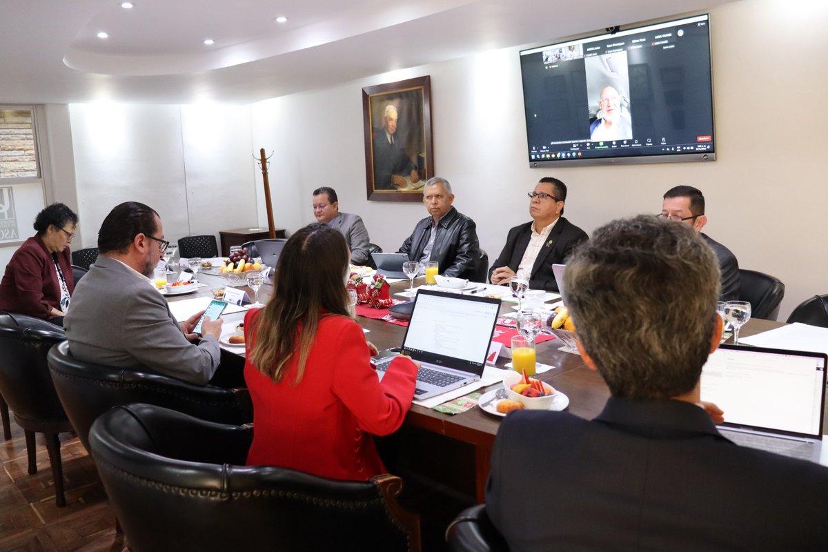 #AEstaHora| El Consejo Directivo de <a href="/ascunoficial/">ASCUN</a> se reúne con agenda de política pública del sector, diálogos con el viceministro de Educación Superior, <a href="/rizomalejo/">Alejandro Alvarez</a>, el presidente del <a href="/ICETEX/">ICETEX</a>, <a href="/MauroToroO/">Mauricio Toro</a> y el ministro de Cultura, <a href="/jdcorreau/">Juan David Correa</a>. El <a href="/RectorUIS/">Hernán Porras Díaz</a> participa del diálogo.