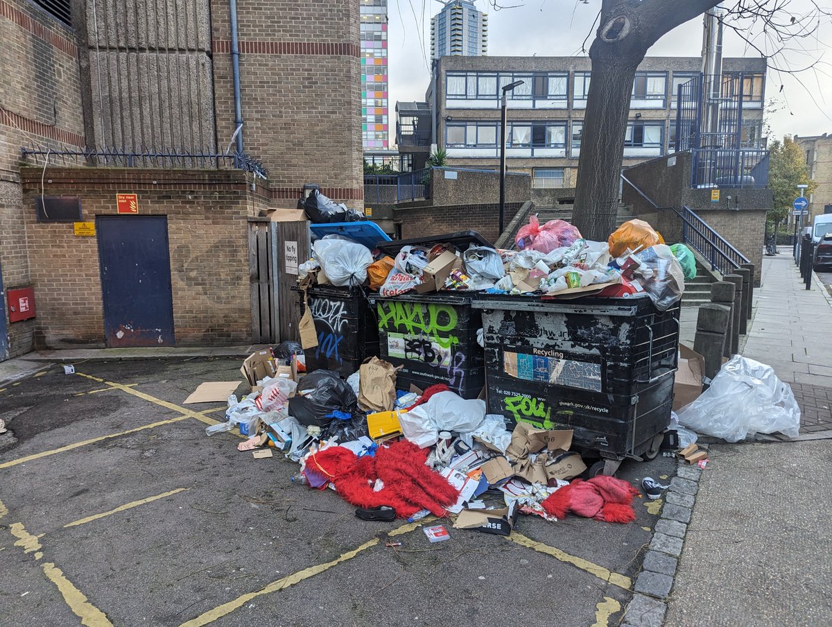 PerronetRepairs's tweet photo. @Southwark_News #PerronetHouse #SE1 has been collecting rubbish for 3 weeks. @lb_southwark and @VeoliaUK haven't - despite many calls. I guess they think this is OK for the middle of #Elephant town centre https://t.co/jxG4lmjjgQ