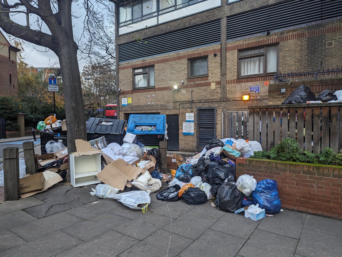 PerronetRepairs's tweet photo. @Southwark_News #PerronetHouse #SE1 has been collecting rubbish for 3 weeks. @lb_southwark and @VeoliaUK haven't - despite many calls. I guess they think this is OK for the middle of #Elephant town centre https://t.co/jxG4lmjjgQ