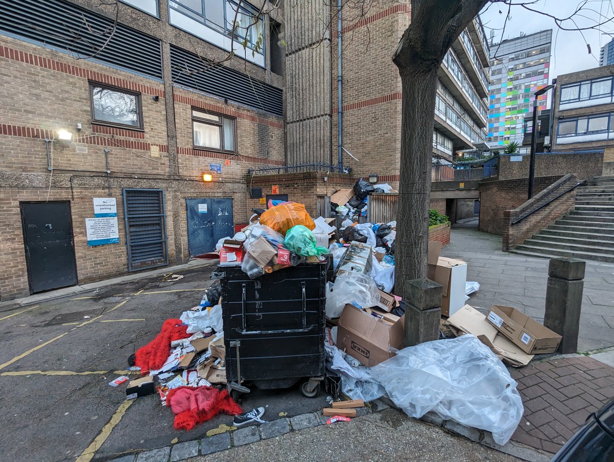 PerronetRepairs's tweet photo. @Southwark_News #PerronetHouse #SE1 has been collecting rubbish for 3 weeks. @lb_southwark and @VeoliaUK haven't - despite many calls. I guess they think this is OK for the middle of #Elephant town centre https://t.co/jxG4lmjjgQ