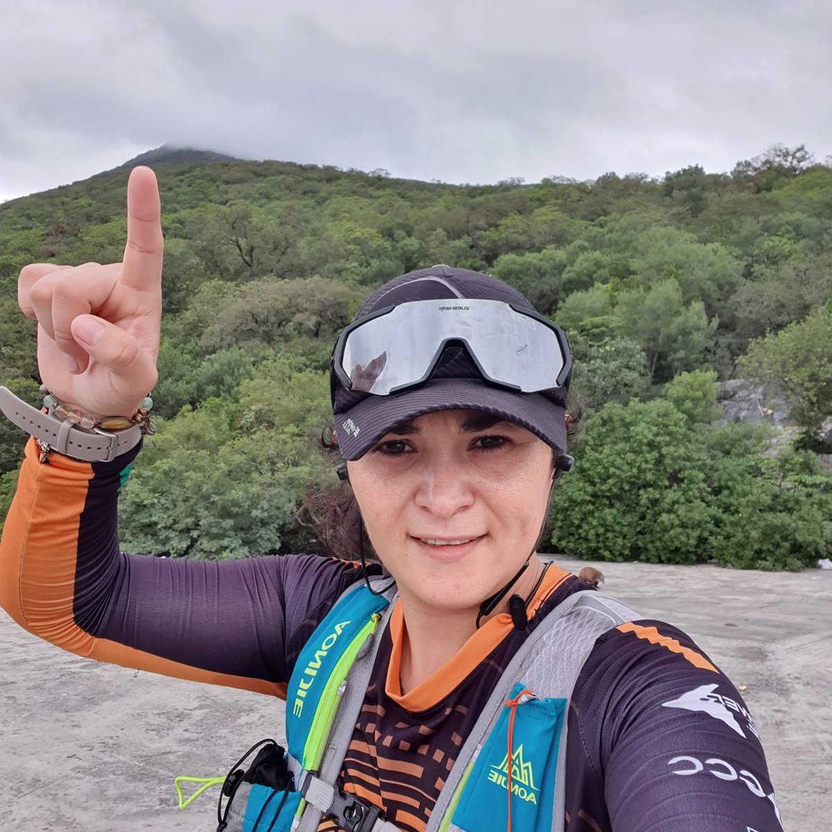 Esmerleonv's tweet photo. Le metimos turbo pa que ardan esas piernas j del pie del cerro al #teleferico 41:4] 👊💪🏃‍♀️ hace frijoles aquí arriba 🥶 hace 3 años con #ikersini #23kAstrotrailNocturnoOsoNegro #42kmty @Maratonmty  #uktratrailosonegro #Domaalabestia allá te vamos retos #266 Tónicar #Yorbestbody https://t.co/8DNqohgyAG