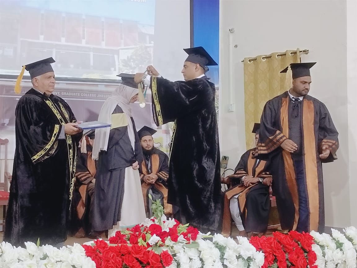 BilalAKayani's tweet photo. Attended the 3rd Convocation of Government Graduate College Jhelum yesterday as chief guest in my constituency. Had the privilege of speaking to the graduating students, their parents, college faculty and staff. Also awarded Medals, Degrees, and Roll of Honors certificates to the graduating students.