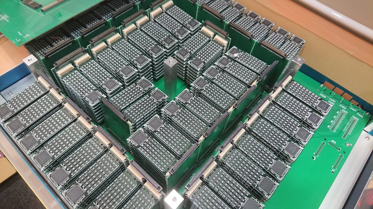 組み立てできた！26個の子基板に416個のCPLDと18720個のFETスイッチ！