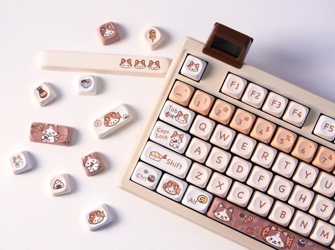 Kiemii2's tweet photo. Keycap Epomaker Meow Sushi + Keyboard Epomaker RT100  🐱 แค่คีย์บอร์ดมีจอก็น่ารักไม่ไหวแล้ว เปลี่ยนคีย์แคปน้องเหมี๊ยวลงไปเข้ากันสุดๆ

~ คีย์แคป ราคา 1,339 บาท
~ รอสินค้าประมาณ 7-14 วัน

#ของมันต้องมี #คีย์บอร์ดมีไฟ #epomaker #คีย์แคป #ป้ายยา #แป้นพิมพ์ #LOFREE #เม้าส์ไร้สาย https://t.co/Xniox1pUBP