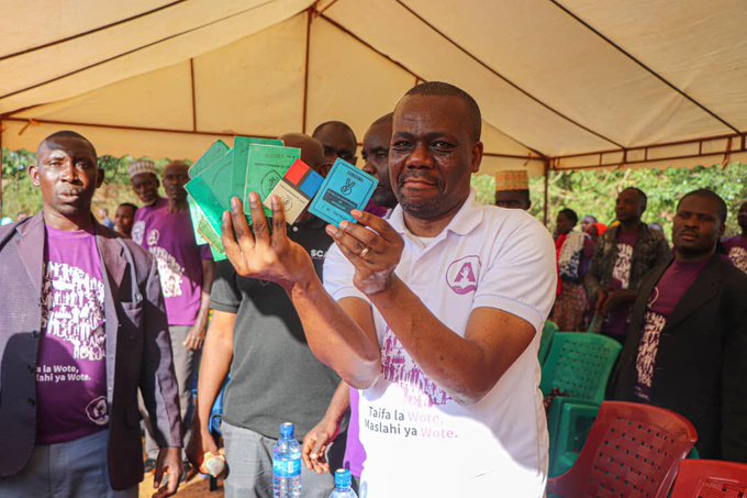 ChrissFundi's tweet image. Zitto hizo kadi tulisahau muda murefu sana tupo #Digitali kwa sasa na hao wanachama uliyowapokea usikute umepokea wanachama kutoka ccm🤣🤣