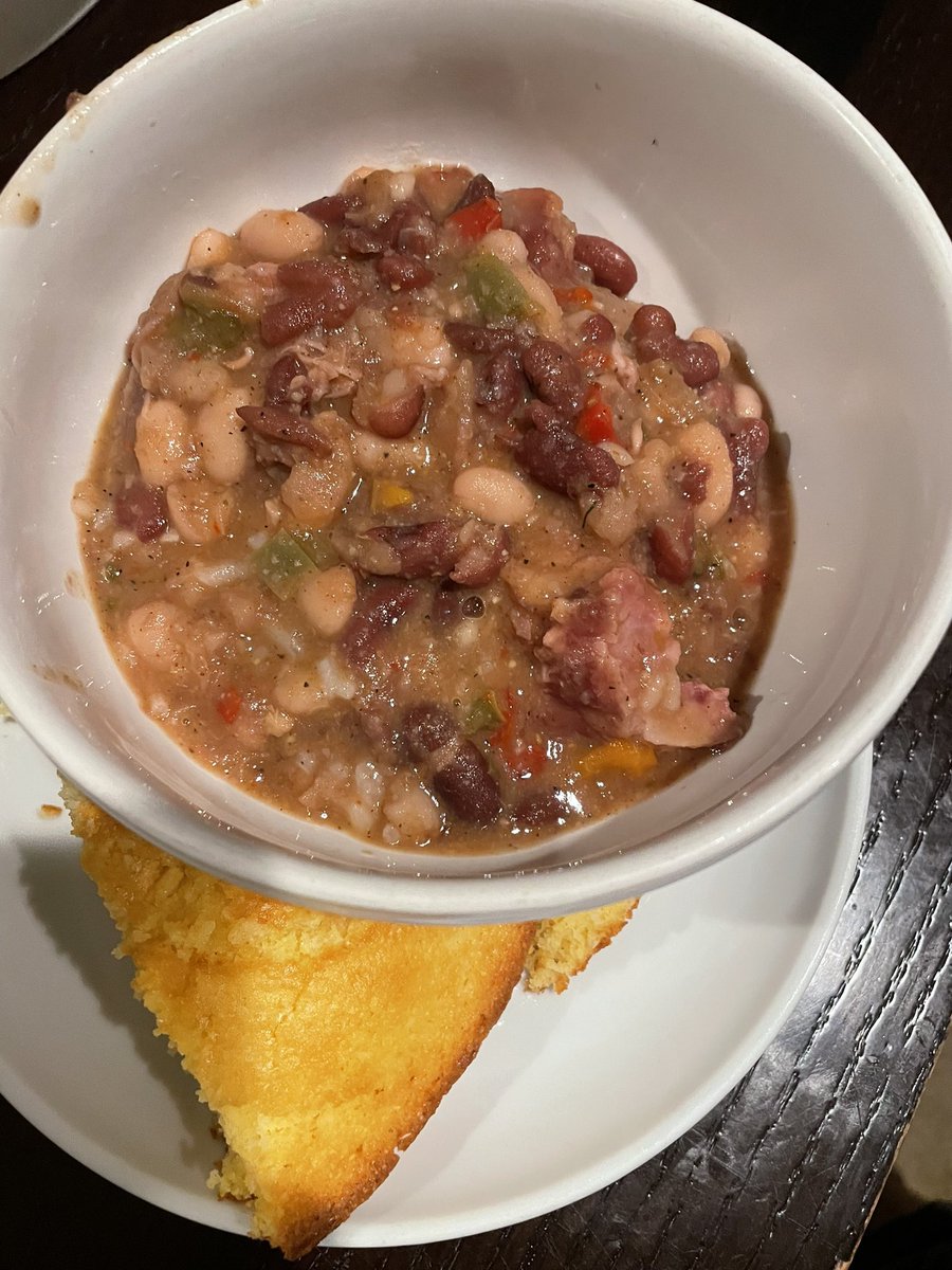 YaYaAnsley's tweet image. White and red beans with turkey tails and sweet cornbread. All good Indigenous to America #BlackAmerican #SoulFood #Delineation