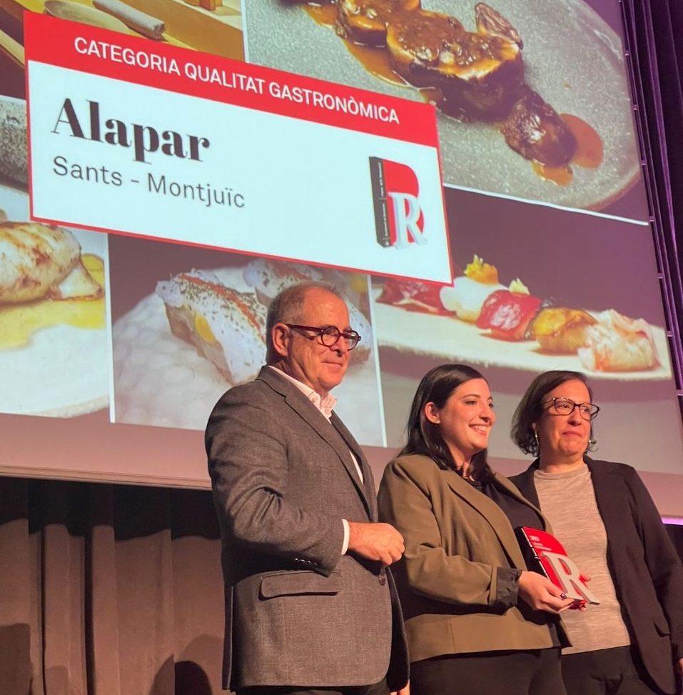 BCN_SantsMont's tweet photo. 🍣 #PremisBCNRestauració 2023

👏🏽 Reconeixement a la qualitat gastronòmica del restaurant #Alapar del #Poblesec per ser "un local avantguardista i d’alta gastronomia que representa la ciutat més cosmopolita".

ℹ️ https://t.co/4QD73pnddC
https://t.co/5rq3j6sgsq https://t.co/FOKtdTMXBQ