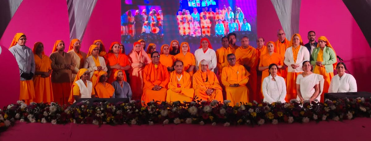 mahavidyapeetha's tweet photo. HH Jagadguru Sri Shivarathri Deshikendra Mahaswamiji was invited to the Silver Jubilee Celebrations of Santhigiri Ashram held on 20th Nov 2023 at Saketh, New Delhi. Janani Njana Tapaswini, Swami Snehatma, Swami Gururatna Njana Tapaswi, Swami Bhaktaratna, and others were present. https://t.co/qfhjLr8KyD