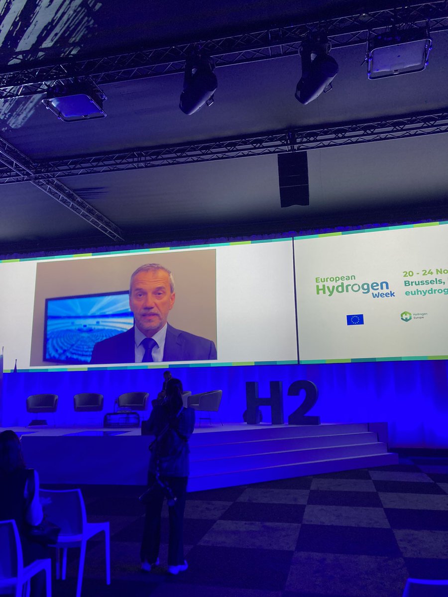 <a href="/H2Europe/">Hydrogen Europe</a> <a href="/RWE_AG/">RWE AG</a> <a href="/EUClimateAction/">EU Climate Action</a> <a href="/EBRD/">The EBRD</a> @sunfire_dresden <a href="/yara/">Yara International</a> <a href="/nilsaldag/">Nils Aldag</a> <a href="/YaraEurope/">Yara Europe</a> 10/ Closing Remarks by MEP <a href="/RobertHajsel/">Robert HAJŠEL</a>, rapporteur on the #H2Bank: 
"We need commitment from the #EC in implementing a clear timeline for future auctions, as well as channeling fresh resources to improve its #budget”

#EUH2Week