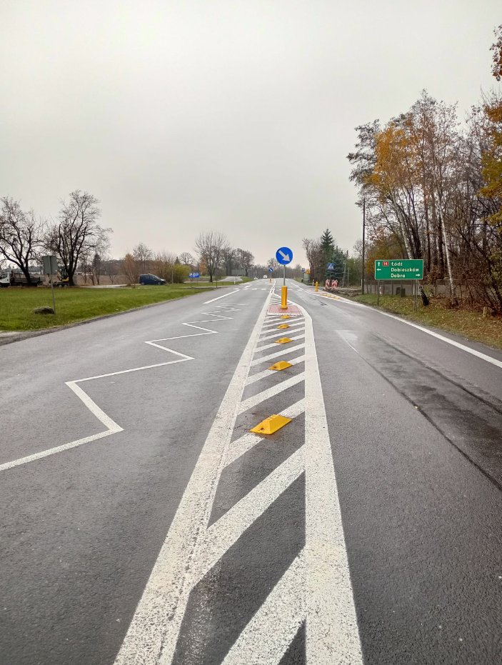 GDDKiA_Lodz's tweet photo. Prace nad poprawą bezpieczeństwa na skrzyżowaniu w Dobrej na #DK14 idą planowo. Pojawiły się już obie wysepki i znaki C9. Jeszcze tylko montaż wysięgnika ze znakiem aktywnym D6 i koniec! Będzie na pewno bezpieczniej. @GDDKiA_Lodz @GDDKiA https://t.co/KikKEBMOoz