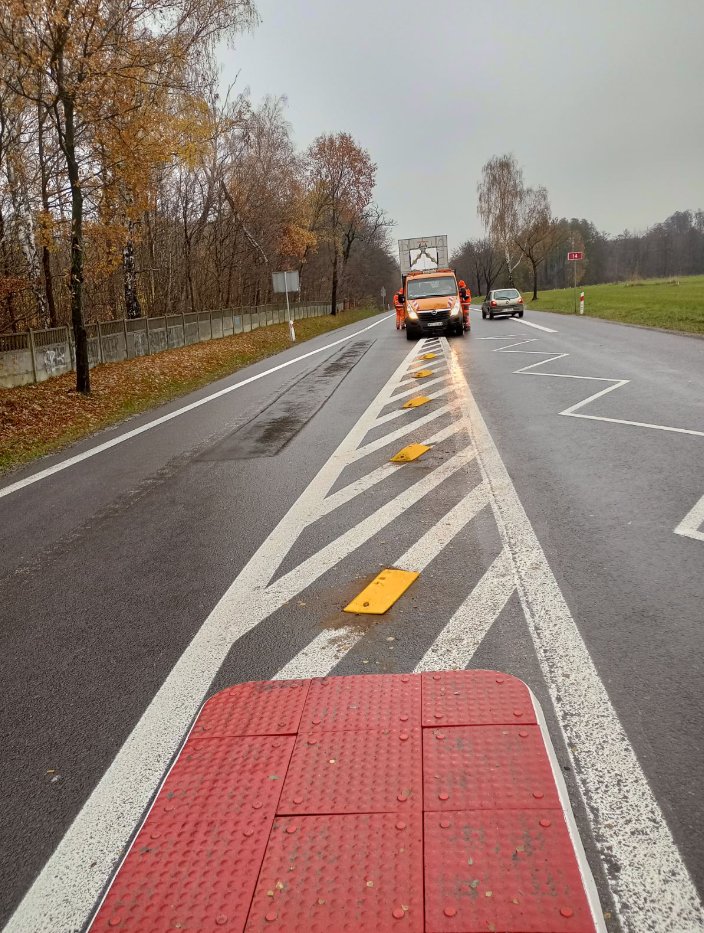 GDDKiA_Lodz's tweet photo. Prace nad poprawą bezpieczeństwa na skrzyżowaniu w Dobrej na #DK14 idą planowo. Pojawiły się już obie wysepki i znaki C9. Jeszcze tylko montaż wysięgnika ze znakiem aktywnym D6 i koniec! Będzie na pewno bezpieczniej. @GDDKiA_Lodz @GDDKiA https://t.co/KikKEBMOoz