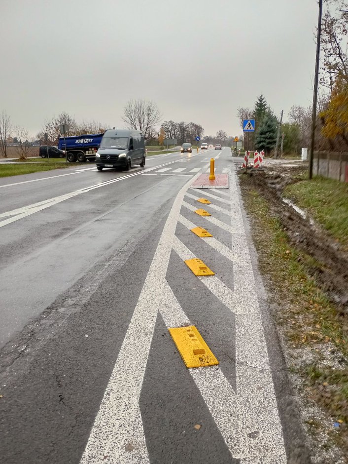 GDDKiA_Lodz's tweet photo. Prace nad poprawą bezpieczeństwa na skrzyżowaniu w Dobrej na #DK14 idą planowo. Pojawiły się już obie wysepki i znaki C9. Jeszcze tylko montaż wysięgnika ze znakiem aktywnym D6 i koniec! Będzie na pewno bezpieczniej. @GDDKiA_Lodz @GDDKiA https://t.co/KikKEBMOoz