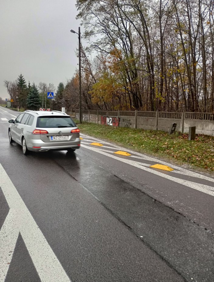 GDDKiA_Lodz's tweet photo. Prace nad poprawą bezpieczeństwa na skrzyżowaniu w Dobrej na #DK14 idą planowo. Pojawiły się już obie wysepki i znaki C9. Jeszcze tylko montaż wysięgnika ze znakiem aktywnym D6 i koniec! Będzie na pewno bezpieczniej. @GDDKiA_Lodz @GDDKiA https://t.co/KikKEBMOoz