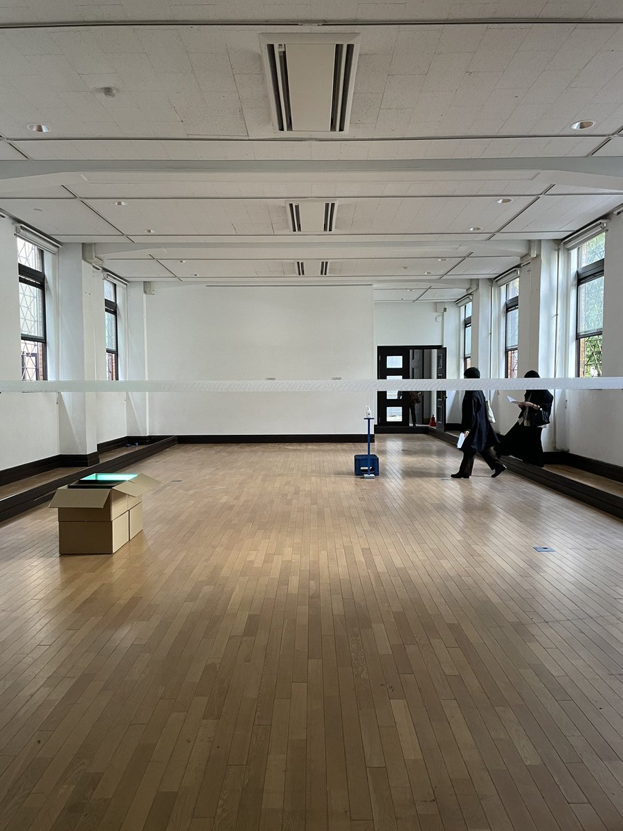 yickwsm's tweet photo. 展示されてるものと、もともとそこにあるもの、途切れ途切れなキャプション、展示されている権威的な空間、等間隔に張り巡らされた帯により息つぎのような動作を強いられる観客が、そこにあった

展示物という障害を避けるように、その空間を漂う観客はテンポラリーなダンサーと化している

雲と息つぎ https://t.co/knEhtxTSsO