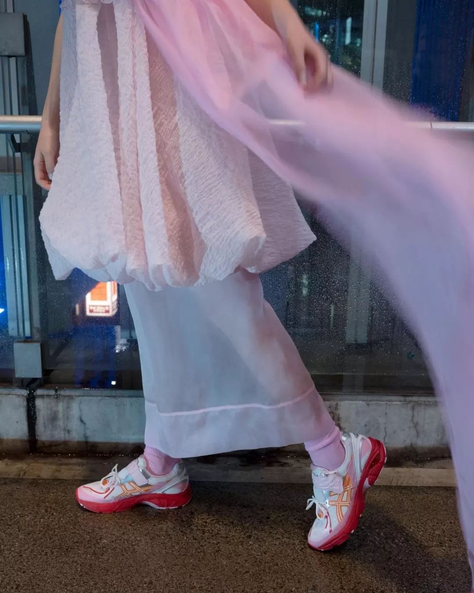 thedropdate's tweet image. Delicately crafted Cecilie Bahnsen x ASCIS GT-2160's featuring familiar 3D textures and techniques synonymous with CB. Are available now via link 🌸 - dropd.at/e9rwV3
#ceciliebahnsen #CBASICS #asics #thedropdate