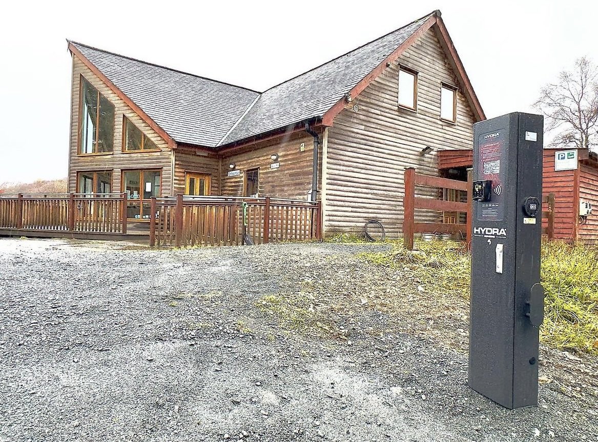 HydraEVC's tweet image. This fantastic installation at the Am Birlinn restaurant on the Isle of Mull provides a great new profitable revenue stream to the site owner

Robust, Reliable, Resilient

Hydra Genesis Dual 22kW W/ Contactless Facilities 🔌⚡️🚗

#EV #EVcharging #sparkys