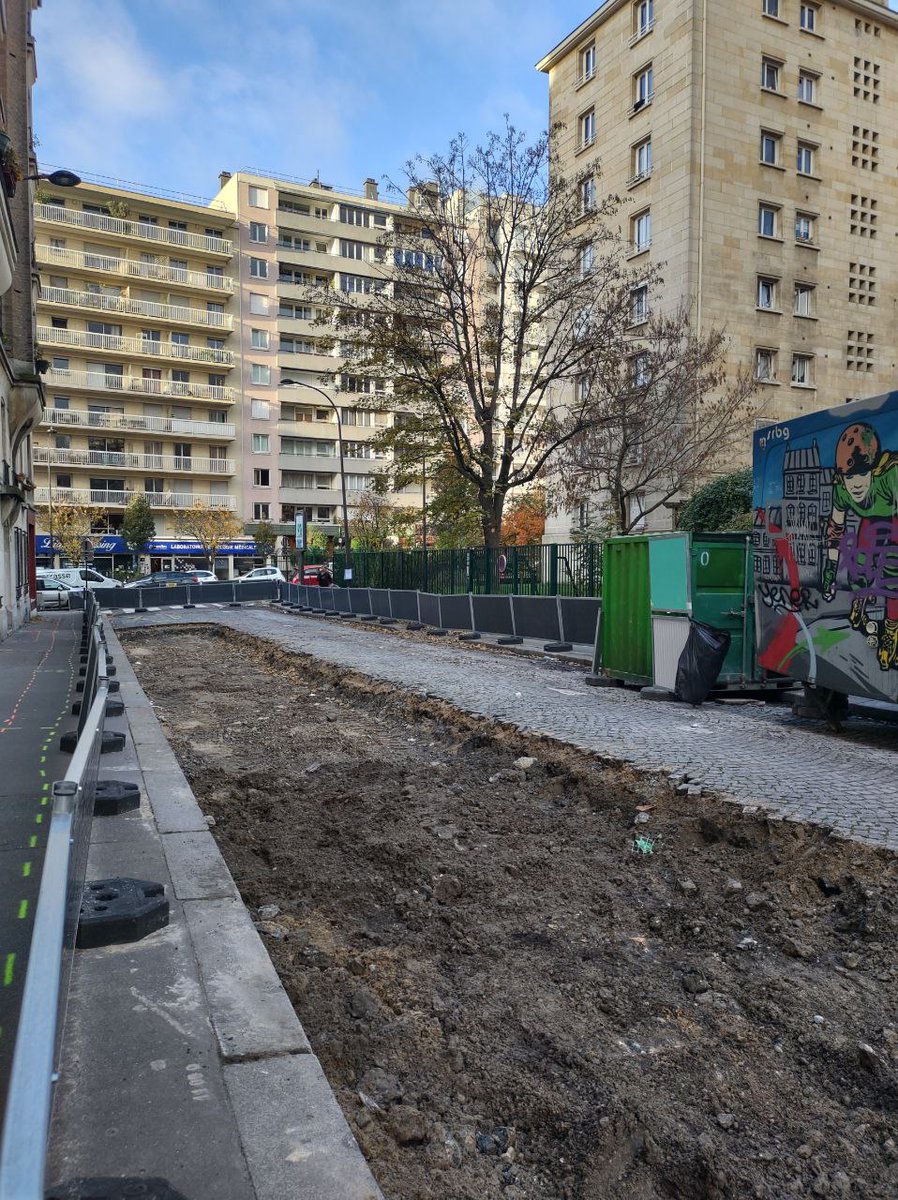 🌳🚧TRAVAUX VÉGÉTALISATION ET PIÉTONNISATION🚧🚶
Au programme du chantier rue #JulesDumien : suppression de stationnement & création de jardinière. La rue #HenriPoincaré entrera en chantier en janvier. #EmbellirVotreQuartier #Pelleport #SaintFargeau
mairie20.paris.fr/pages/les-chan…