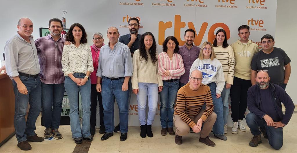 SindicatoSIRTVE's tweet photo. Concentraciones de @SindicatoSIRTVE  y @UGTRTVE. RTVE Toledo en apoyo a los compañer@s Interinos,  indefinidos NO fijos y eventuales de #CRTVE para consolidar sus puestos de trabajo como estipula la Ley. #solucióncontratadosRTVEya https://t.co/zfzPIN0SZP