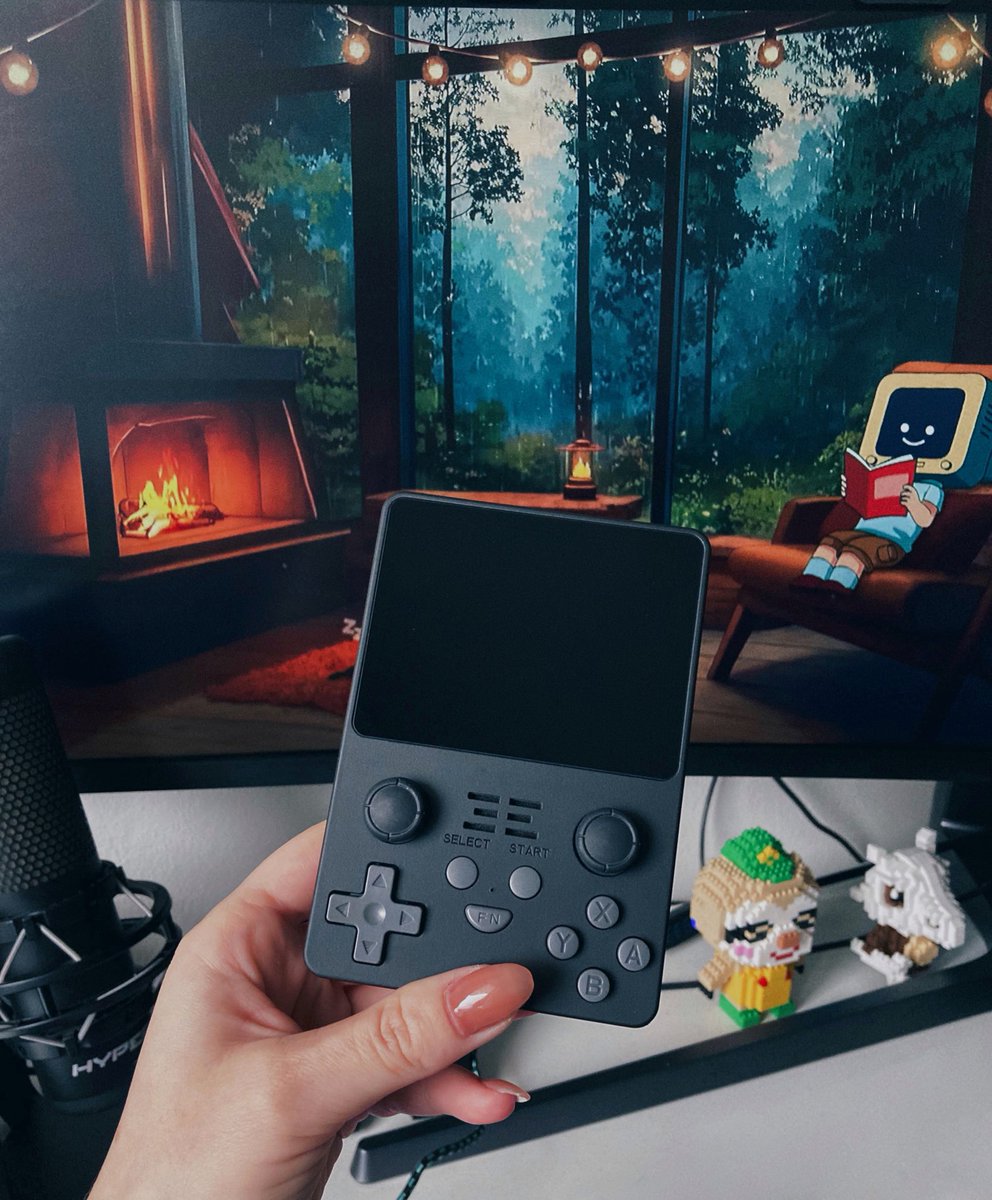 ellsbbth's tweet photo. I got PowKiddy RGB20S, I had that last week, but it was broken so now I’m hoping this one will not break 🤞🏻 
I love it how monochromatic it is🖤
#gamer #gamergirl #retrogaming #gaming #cozygamer https://t.co/b2hkhIG0B4
