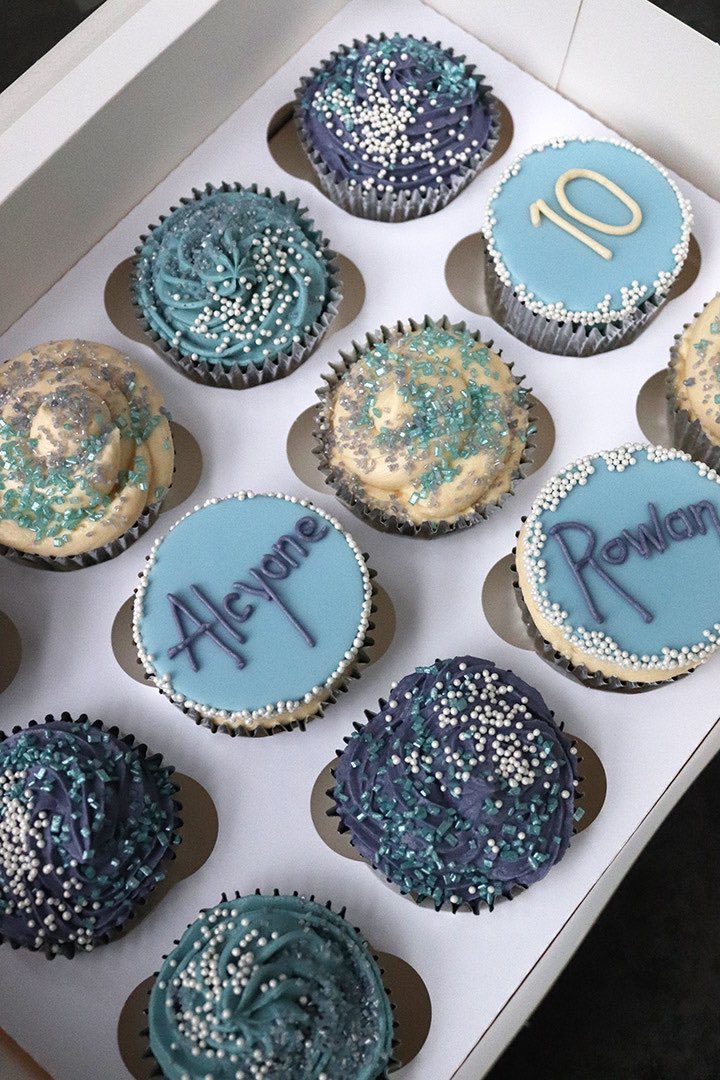 #Vegan #orange almond cupcakes for an iceskating party. One of the #birthday girls has #allergies, so these are #milkfree, #eggfree #coconutfree &amp; #glutenfree. Swirls of #lemon #buttercream &amp; #freefrom sprinkles - I hear all cakes were devoured! 💜🩵
#plantbased #coeliacfriendly