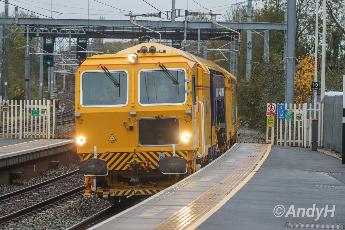 holtona72's tweet image. #TrackMachineTuesday 6Q62 Knighton Junction Sidings to Bedford Engineers Sidings passing a gloomy Kettering on Saturday morning. An SB Rail tamper as far as i know, I'm not sure of the number though. @ontrackplant #MML #OnTrackPlant 18/11/23
