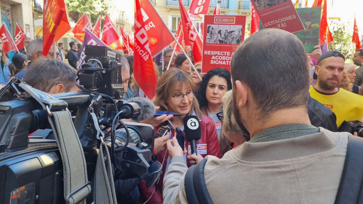 ccoopv's tweet photo. 📣 L'atenció digna a les persones usuàries ha de ser prioritària i de qualitat. 
⚠️ El personal dels #ServeisSocials mereix condicions laborals dignes, segures i igualitàries.
📉 El finançament a les entitats ha de poder fer-les sostenibles. https://t.co/JHfqSAfPzd