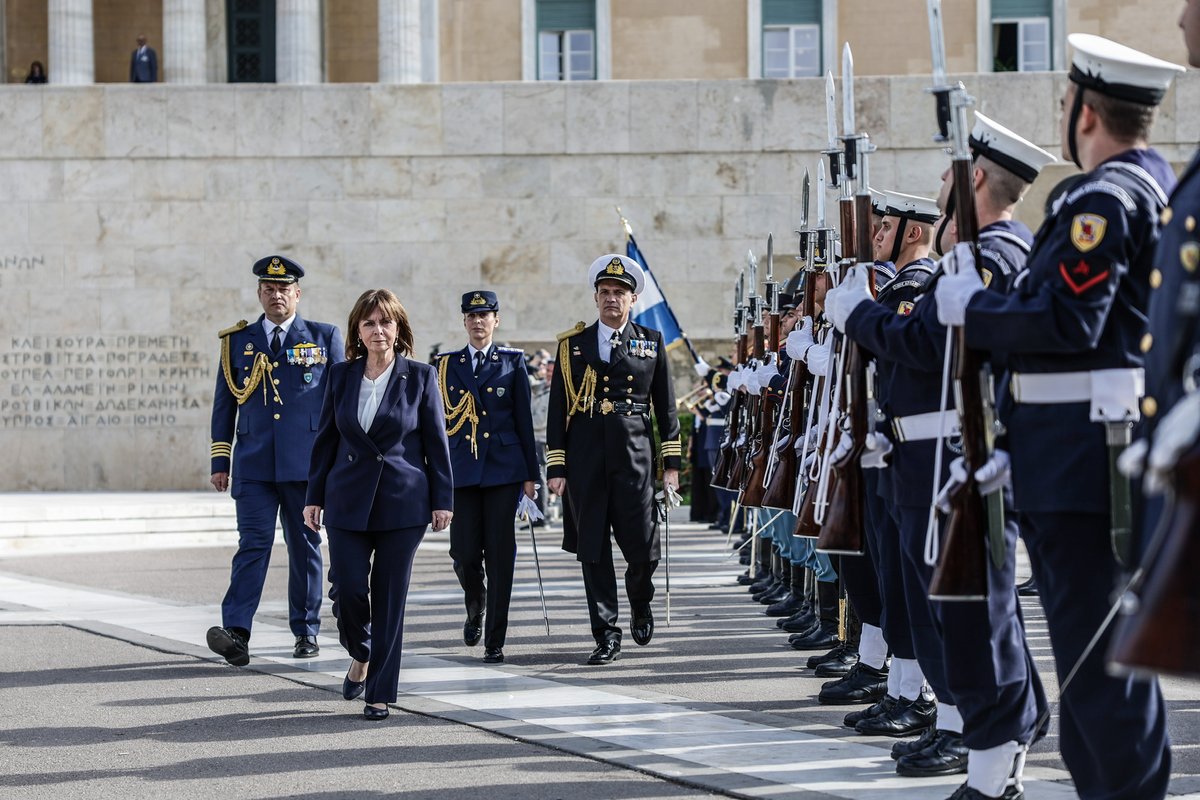 PresidencyGR's tweet photo. Τιμάμε σήμερα τις Ένοπλες Δυνάμεις της χώρας μας, την ένδοξη ιστορία τους και την μεγάλη τους προσφορά στους αγώνες του έθνους. Καθώς και όσους πολέμησαν και έδωσαν τη ζωή τους για την ελευθερία μας.
Είμαστε υπερήφανοι για το φρόνημα και το υψηλό επίπεδο ετοιμότητας των ανδρών και των γυναικών που υπηρετούν σε γη, ουρανό και θάλασσα. Η προσήλωση στο καθήκον και η πίστη στην αποστολή τους αποτελούν εγγύηση για την εθνική μας κυριαρχία.
